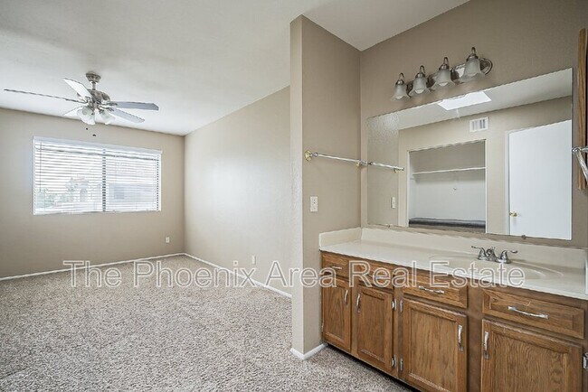 Building Photo - 850 S River Dr