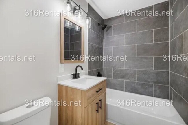 Building Photo - $995 - 2 bed 1 bath - COMING SOON! Single Family Home