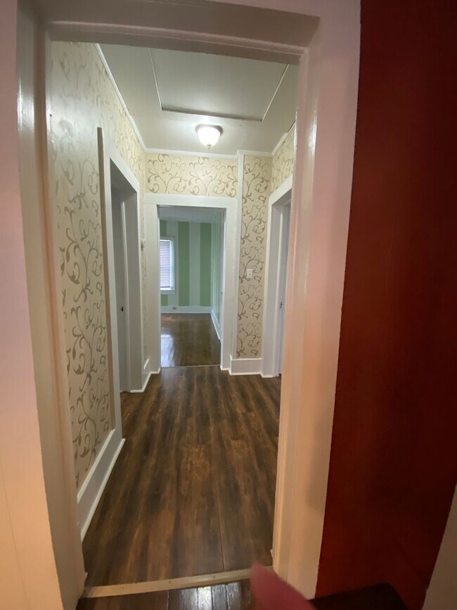 Building Photo - 2 bedroom 1 bath