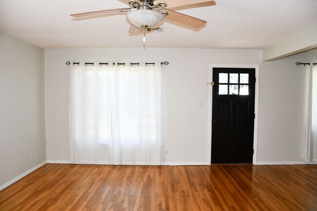 Building Photo - 1210 E Oakmont Ave