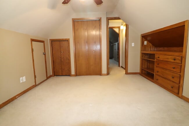Building Photo - "Spacious 4-Bedroom 2 Bath with Finished B...