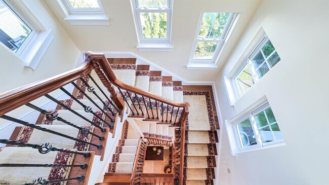 Building Photo - 909 N Cambridge Ave