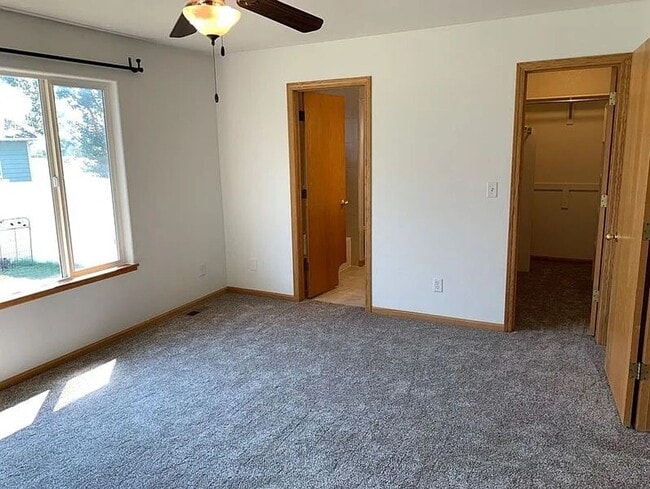 Building Photo - Spacious Single-Family Home in Established Wellington Neighborhood