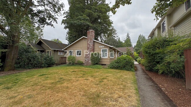Building Photo - Remodeled 2 BD | 1 BA Duplex - First Edition Lake Oswego