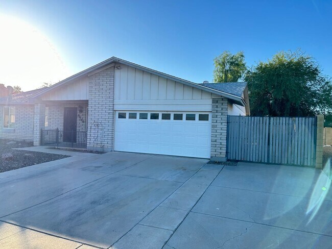 Building Photo - Stunning 3 Bedroom 2 Bath