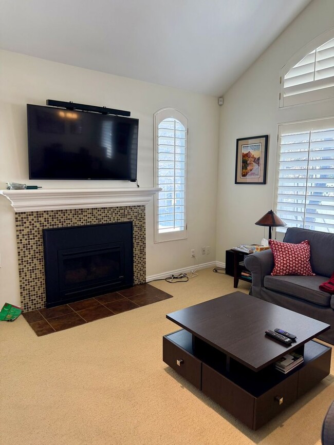 Building Photo - Townhouse within Walking Distance of Downtown Sugarhouse