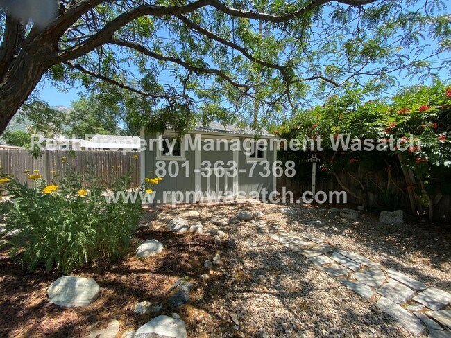 Building Photo - Come see this amazing 5 bedroom, 2 bath home