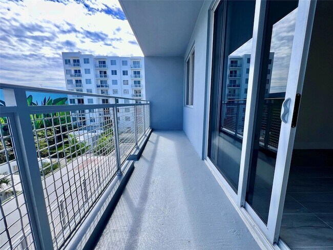 Building Photo - 120 N Compass Way