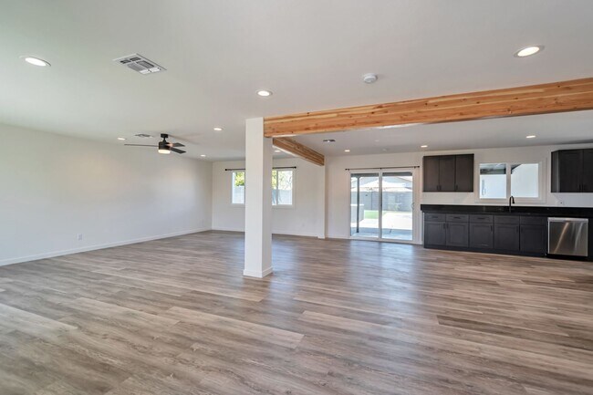 Building Photo - Huge 2 Story Home in Prime ASU neighborhood