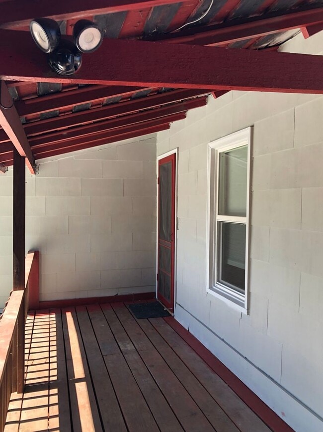 Building Photo - 307 W 8th St