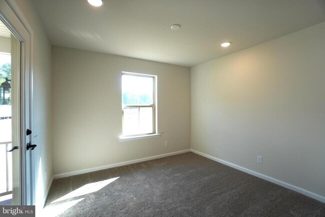 Building Photo - 612 America Dr