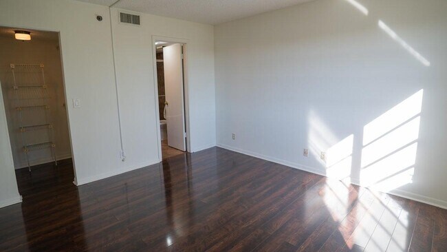 Building Photo - 4640 Lucerne Lakes Blvd W