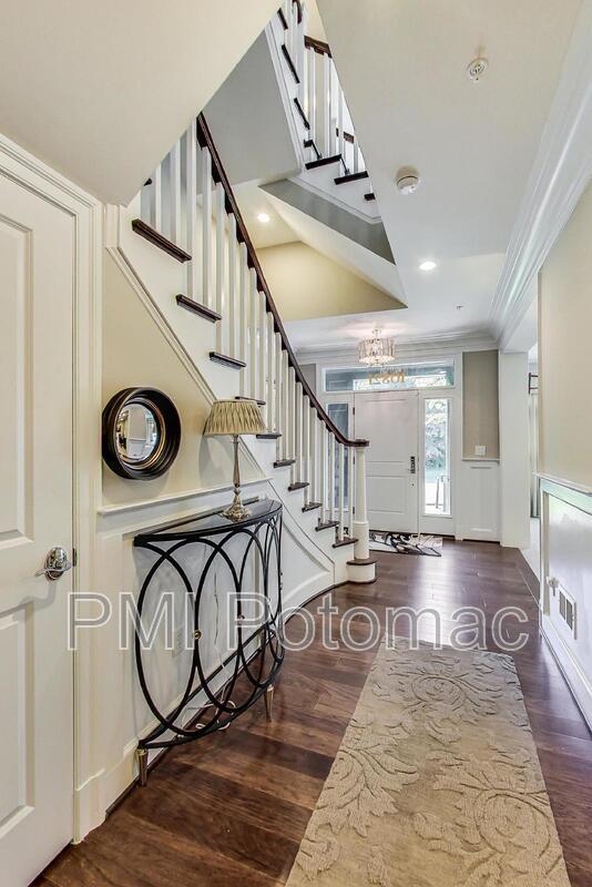 Building Photo - 10821 Symphony Park Dr