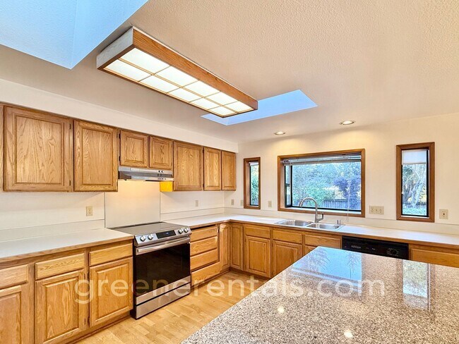 Building Photo - Cozy Meets Convenient in This Lacey Charme...