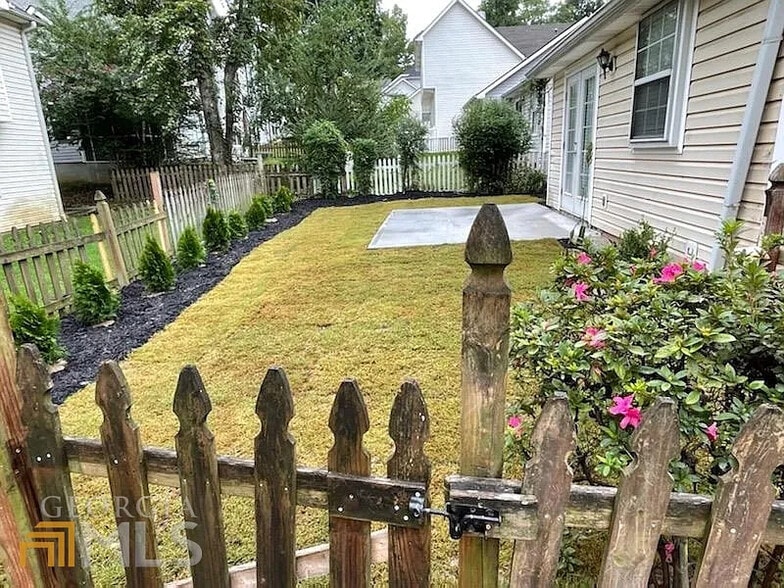 Beautiful fenced in yard - 512 N Fairfield Dr