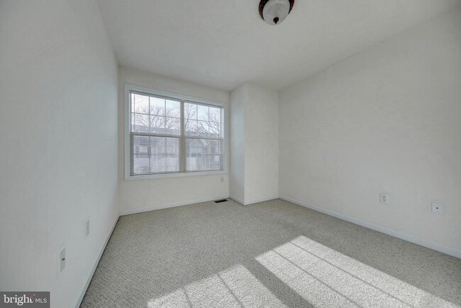 Building Photo - 10 Shady Tree Ct