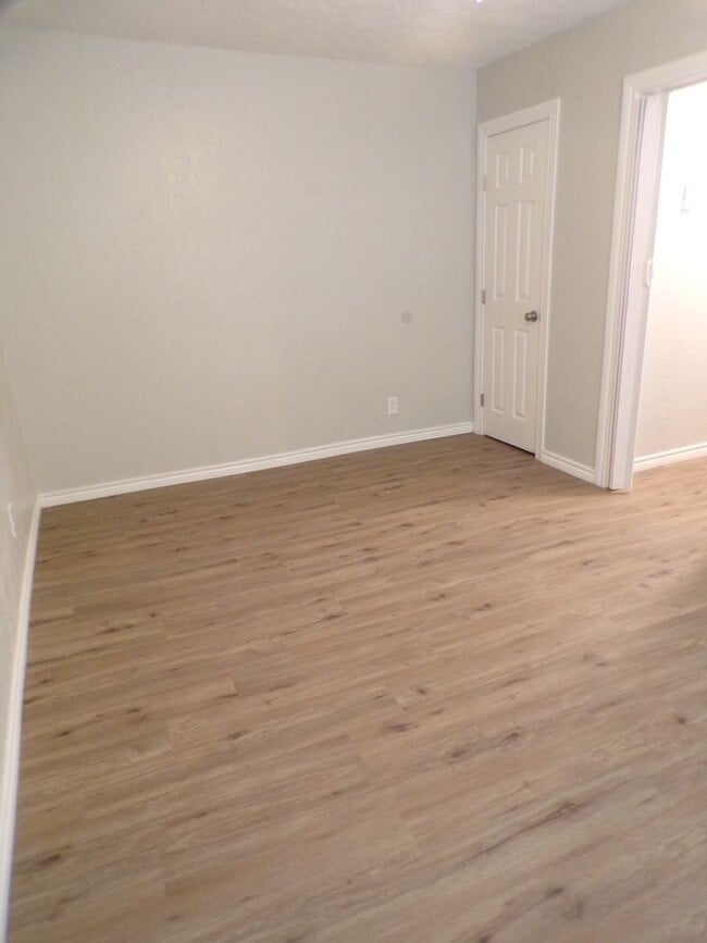 Building Photo - Great re-do, totally electric water included in rent