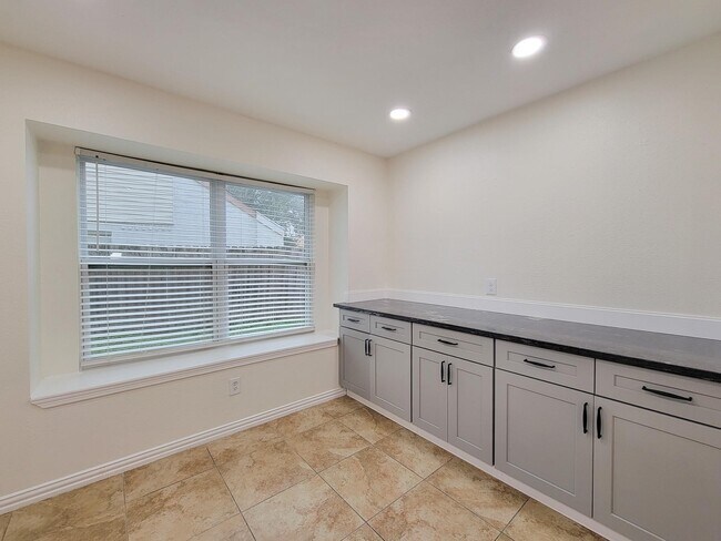 Building Photo - 10010 Sagecanyon Dr