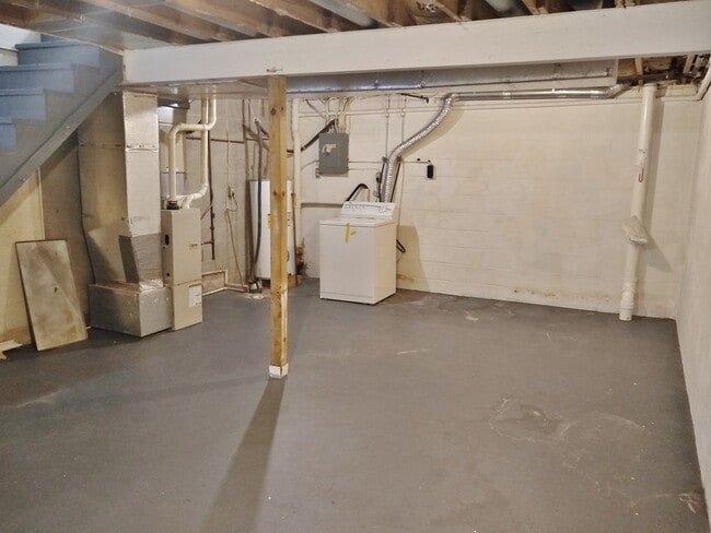 Building Photo - 2 Bed / 1 Bath Townhome