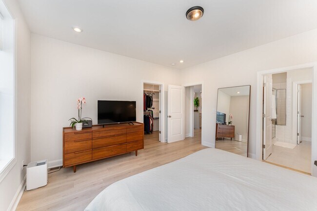 Building Photo - Contemporary 3 Bed, 2 Bath Ranch in Briar ...