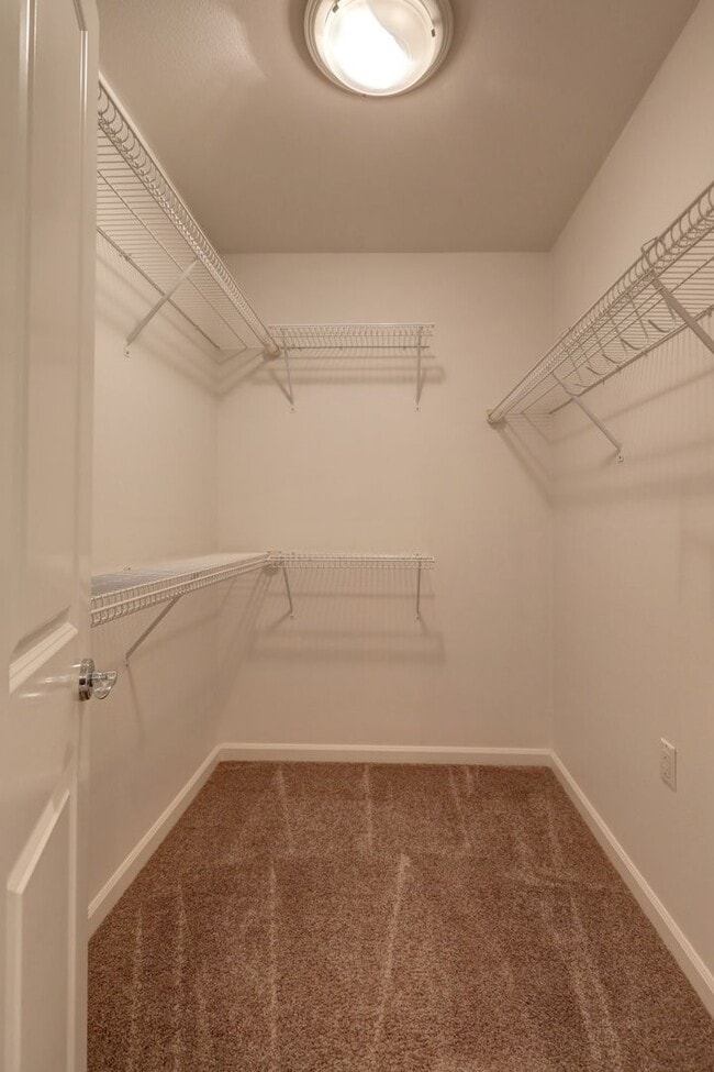 Building Photo - Large 2bd, 2ba Condo Available w/ Lake Uni...