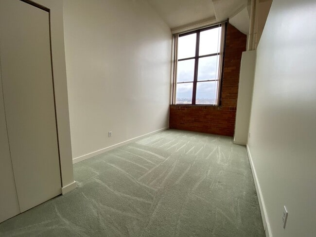 Building Photo - EastSide / Shadyside! Hardwood/Brick/Lots of Windows! Incredibly Spacious! Call Today!