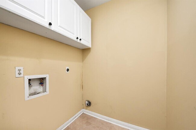 Building Photo - 2614 Village Cir Dr