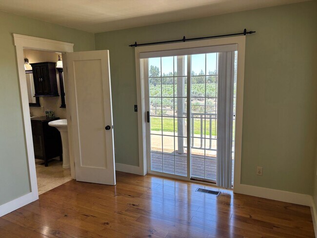Building Photo - Great Tumalo Single Story Home with Mounta...
