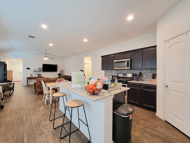 Building Photo - 14741 Hazel Br Dr