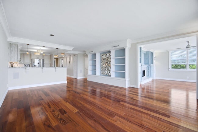 Building Photo - 2901 S Palm Aire Dr