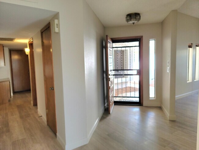 Building Photo - 519 W Kings Ave