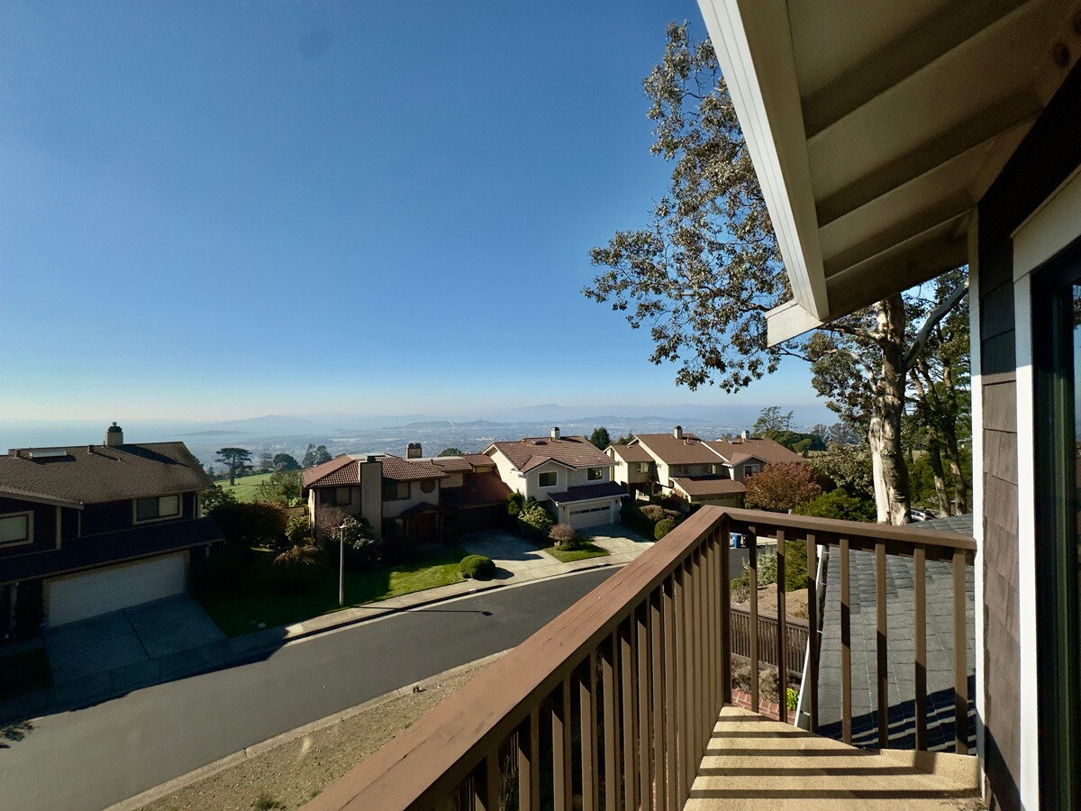 Building Photo - 2221 Pinehurst Way