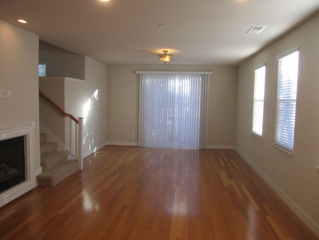 Building Photo - SPACIOUS 3 BEDROOM, 3.5 BATHROOM TOWNHOUSE...