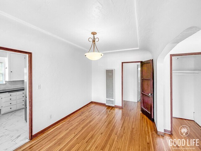 Building Photo - Beautiful 2B 1BA Home in University Height...