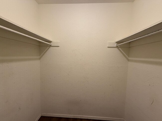 Building Photo - Huge Master Suite, culd-du-sac, Jenks Scho...