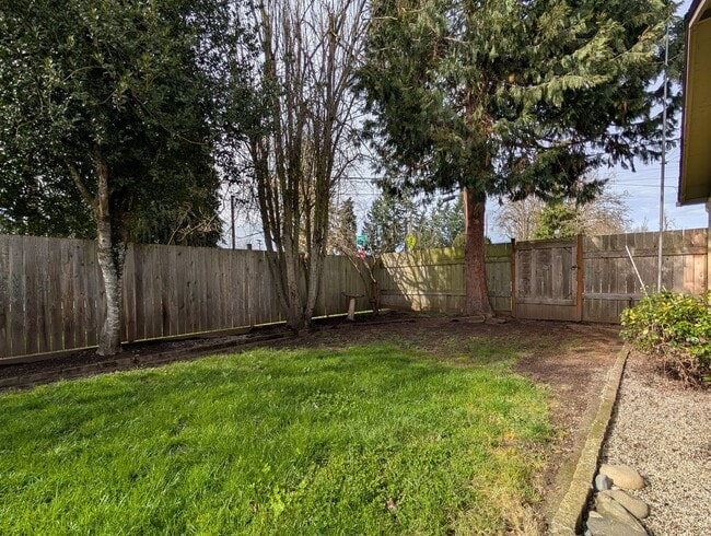 Building Photo - Great 4bed/1.5 bath home with bonus space and additonal storage