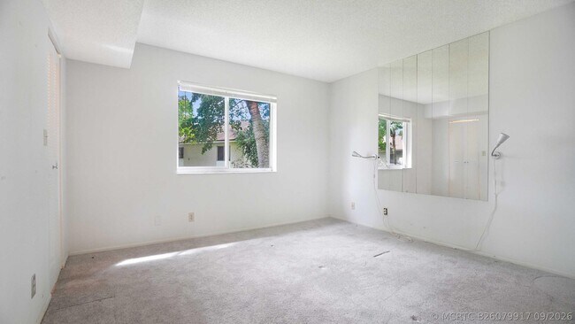Building Photo - 505 Gardens Dr