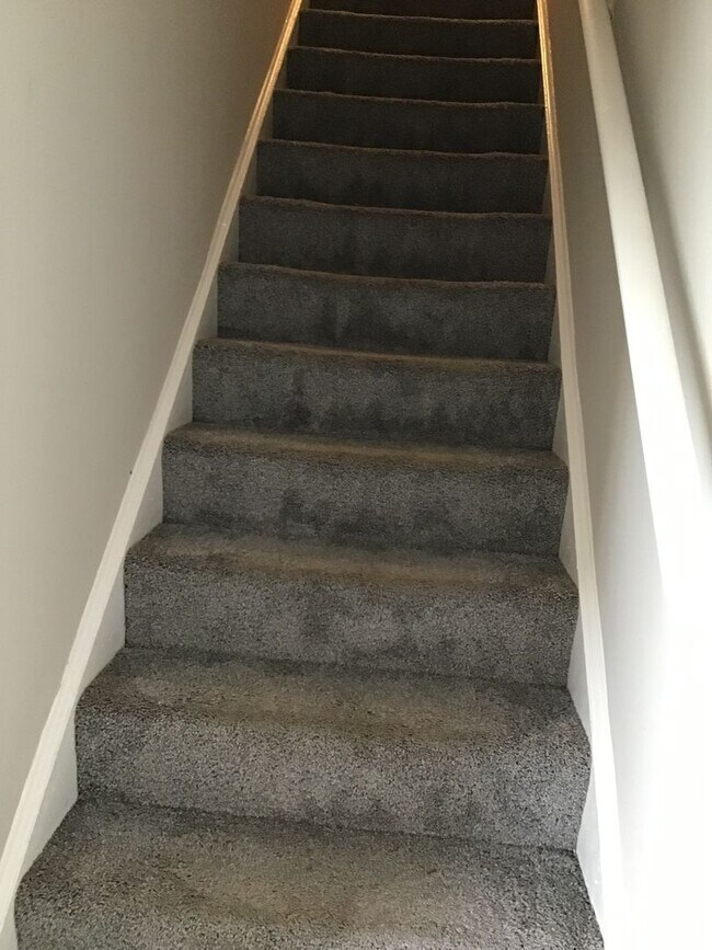 Building Photo - 3 Bed 1.5 Bath Townhome