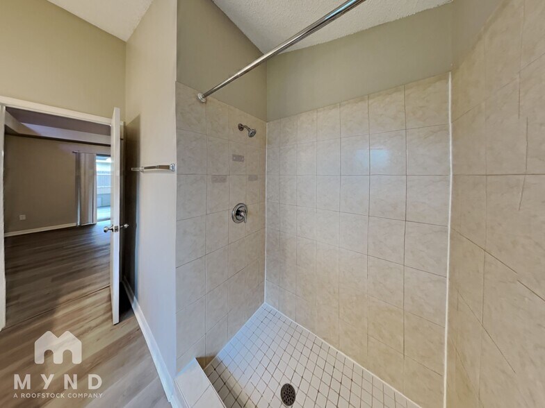 Building Photo - 4830 Fort Dodge St