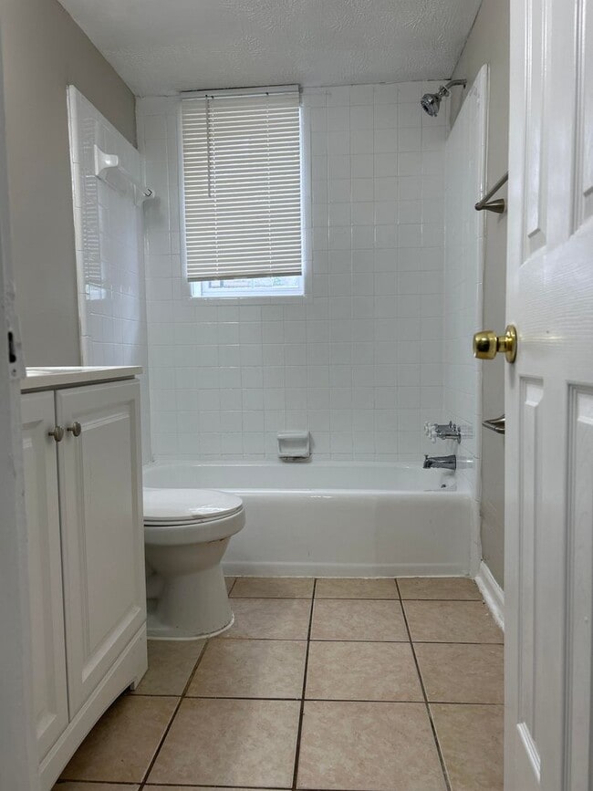 Building Photo - 4 Bed 2 Bath in Atlanta!