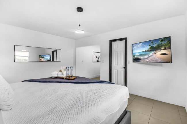 Building Photo - 18725 NE 18th Ave