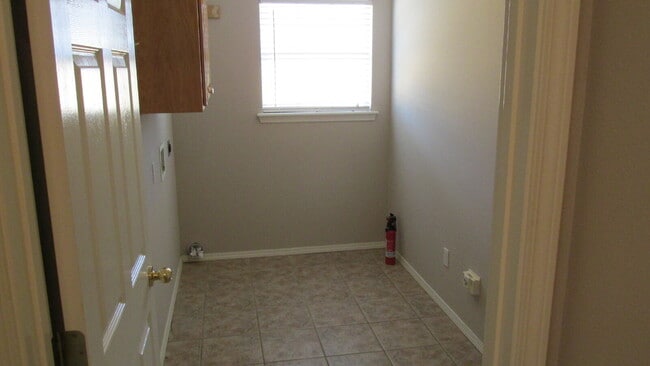 Building Photo - 1902 SW Spruce Rd