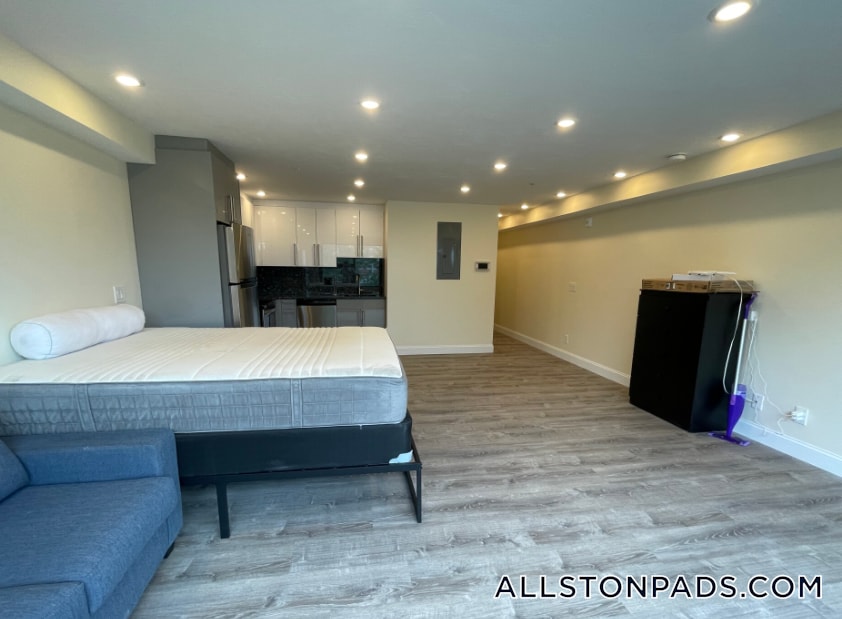 Building Photo - 1028a Commonwealth Ave