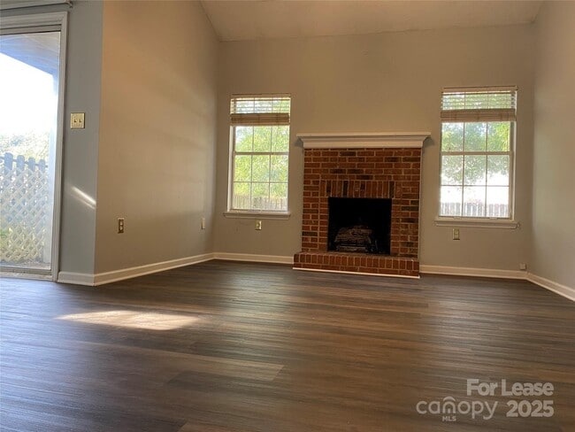 Building Photo - 6002 Kenmore Ln
