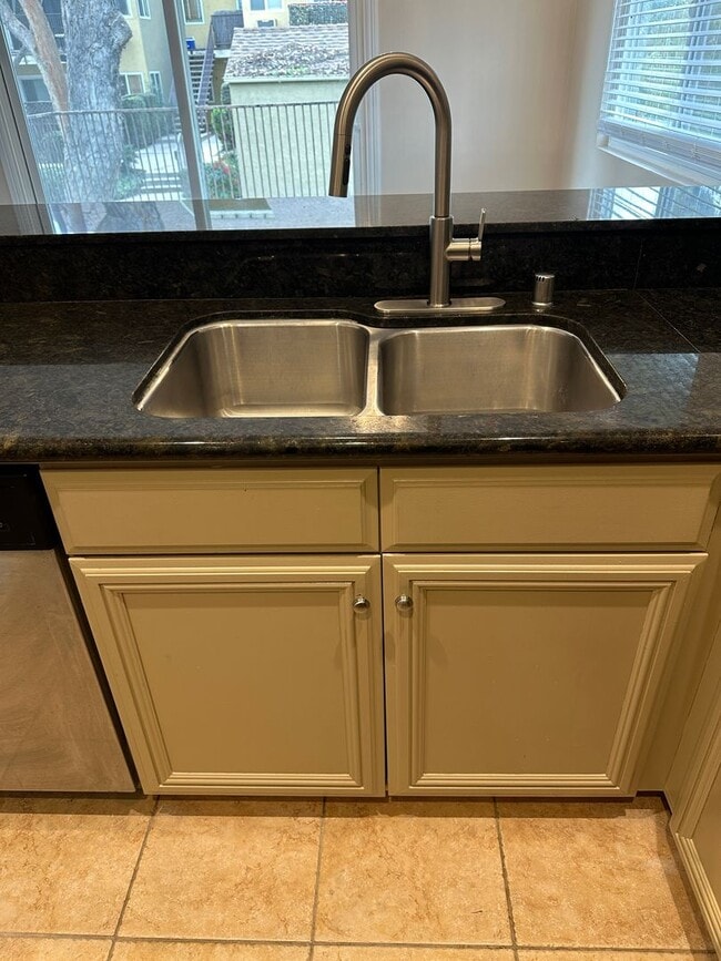 Building Photo - Renovated 2 Bed, 2 Bath Condominium in Gated Community