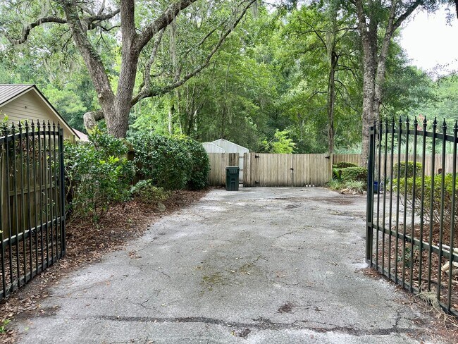 Building Photo - Charming 3-Bedroom Home on 2 Acres – Lands...