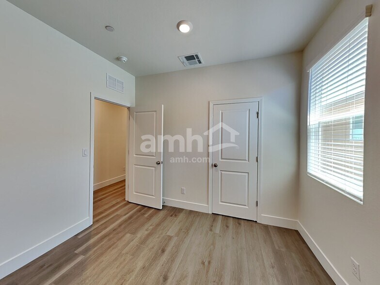 Building Photo - 842 English Primrose St
