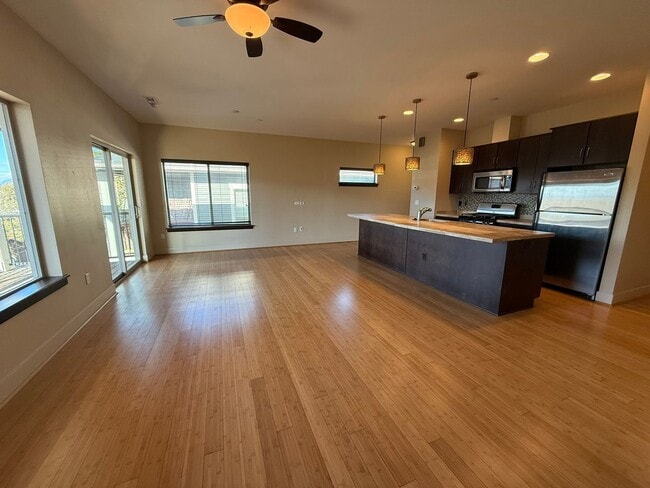 Building Photo - 2 Bedroom Townhouse For Rent In White Salmon
