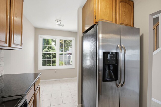 Building Photo - Stunning 3 Bedroom Townhome !