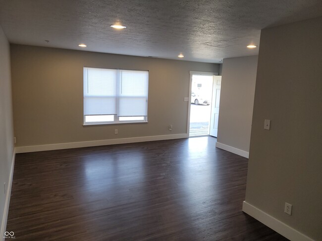 Building Photo - 148 E Center Dr